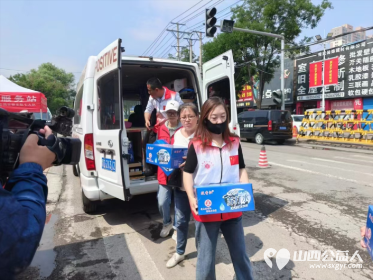 长治正能量公益协会组织志愿者在长治一中高考志愿服务点进行志愿服务 - 第5张