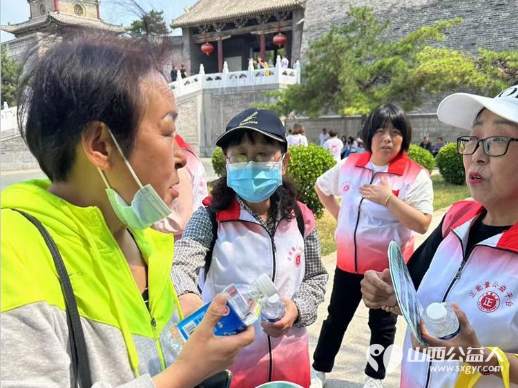 长治正能量公益协会组织志愿者在长治一中高考志愿服务点进行志愿服务 - 第6张