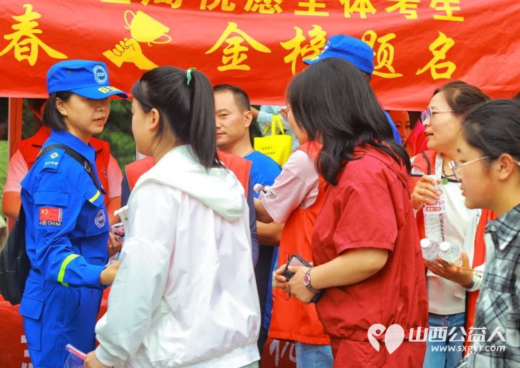 长治蓝天救援队助考服务队发挥先锋模范带头作用在长治市各个中学共四个考点为考生献爱心为群众送服务让考生舒心让家长放心 - 第9张