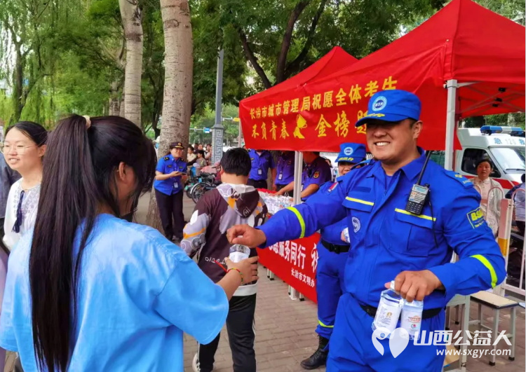 长治蓝天救援队助考服务队发挥先锋模范带头作用在长治市各个中学共四个考点为考生献爱心为群众送服务让考生舒心让家长放心 - 第8张
