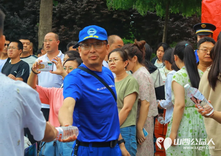 长治蓝天救援队助考服务队发挥先锋模范带头作用在长治市各个中学共四个考点为考生献爱心为群众送服务让考生舒心让家长放心 - 第7张