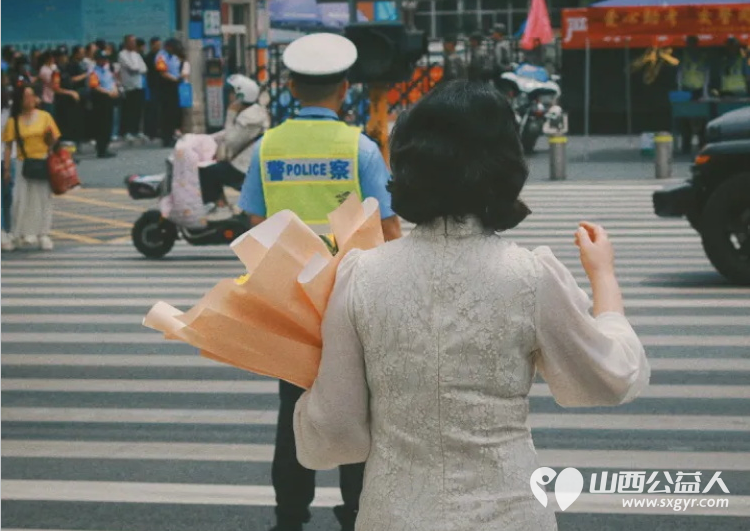 长治蓝天救援队助考服务队发挥先锋模范带头作用在长治市各个中学共四个考点为考生献爱心为群众送服务让考生舒心让家长放心 - 第16张