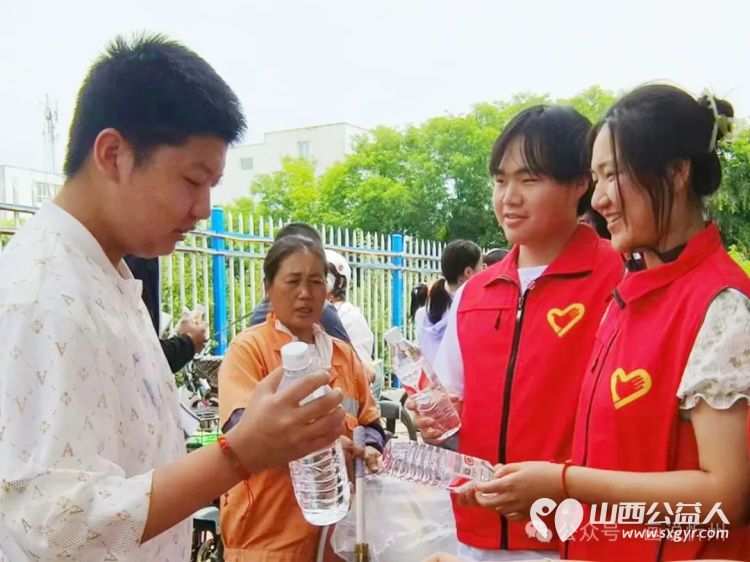 忻州市文明办、共青团忻州市委组织忻州红色志愿者爱心送水助力高考主题志愿服务活动 - 第8张 - 山西公益人 忻州市文明办、共青团忻州市委组织忻州红色志愿者爱心送水助力高考主题志愿服务活动 - 第8张