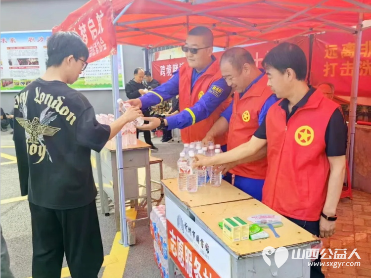 忻州市文明办、共青团忻州市委组织忻州红色志愿者爱心送水助力高考主题志愿服务活动 - 第7张 - 山西公益人 忻州市文明办、共青团忻州市委组织忻州红色志愿者爱心送水助力高考主题志愿服务活动 - 第7张