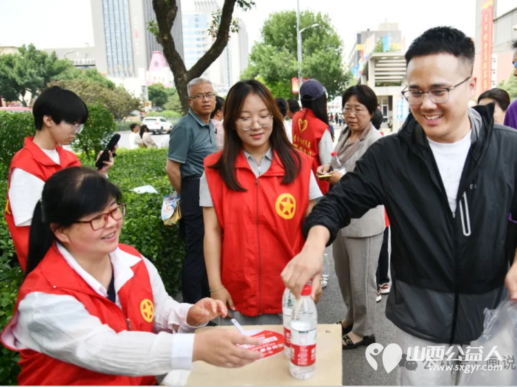 忻州市文明办、共青团忻州市委组织忻州红色志愿者爱心送水助力高考主题志愿服务活动 - 第9张 - 山西公益人 忻州市文明办、共青团忻州市委组织忻州红色志愿者爱心送水助力高考主题志愿服务活动 - 第9张