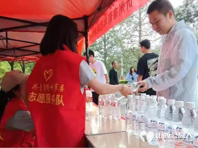 忻州市文明办、共青团忻州市委组织忻州红色志愿者爱心送水助力高考主题志愿服务活动 - 第13张 - 山西公益人 忻州市文明办、共青团忻州市委组织忻州红色志愿者爱心送水助力高考主题志愿服务活动 - 第13张