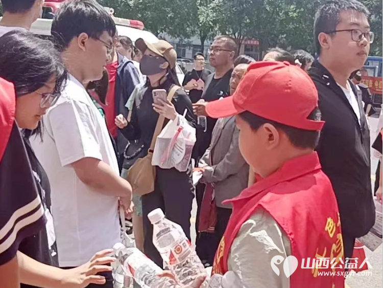 忻州市文明办、共青团忻州市委组织忻州红色志愿者爱心送水助力高考主题志愿服务活动 - 第12张 - 山西公益人 忻州市文明办、共青团忻州市委组织忻州红色志愿者爱心送水助力高考主题志愿服务活动 - 第12张