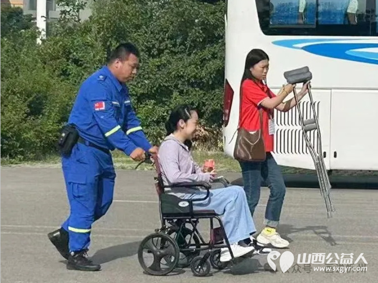 忻州市文明办、共青团忻州市委组织忻州红色志愿者爱心送水助力高考主题志愿服务活动 - 第16张 - 山西公益人 忻州市文明办、共青团忻州市委组织忻州红色志愿者爱心送水助力高考主题志愿服务活动 - 第16张