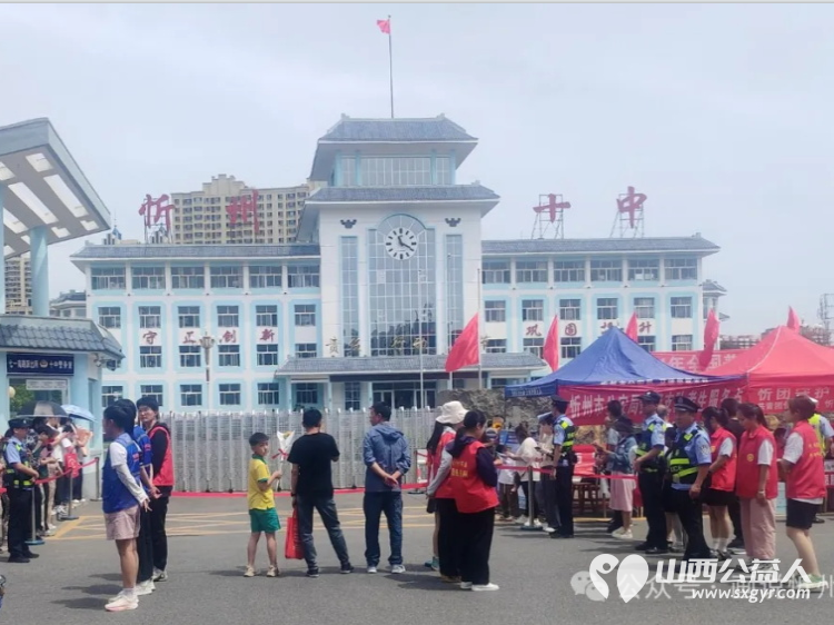 忻州市文明办、共青团忻州市委组织忻州红色志愿者爱心送水助力高考主题志愿服务活动 - 第5张 - 山西公益人 忻州市文明办、共青团忻州市委组织忻州红色志愿者爱心送水助力高考主题志愿服务活动 - 第5张