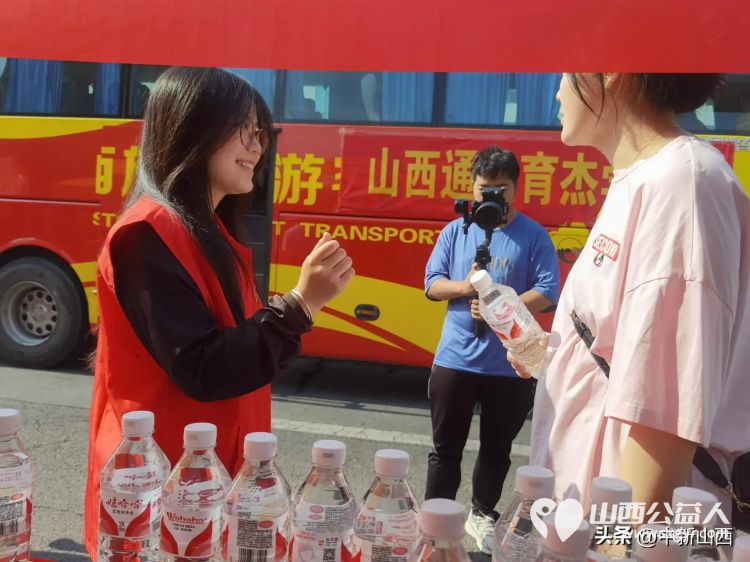 连续五年护航高考 小店恒善志愿者服务中心在小店区一中门口为高考学子们提供服务 - 第4张