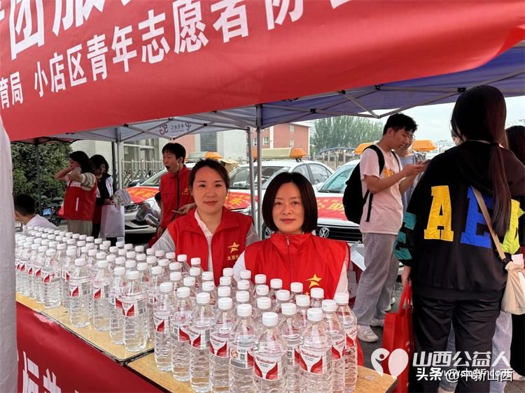 连续五年护航高考 小店恒善志愿者服务中心在小店区一中门口为高考学子们提供服务 - 第1张