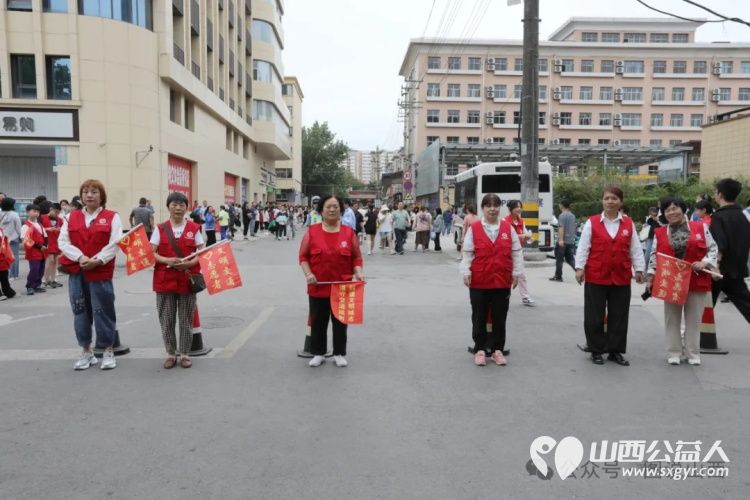 临汾市文明交通志愿者祝高考学子一举高中,为这些志愿者们点赞,也为高考考生们加油 - 第3张 - 山西公益人 临汾市文明交通志愿者祝高考学子一举高中,为这些志愿者们点赞,也为高考考生们加油 - 第3张