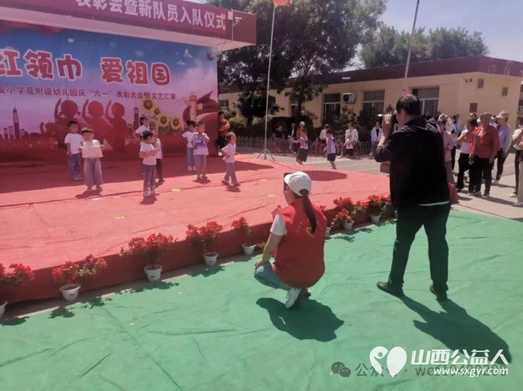 介休市公益事业促进会情暖障贫与爱同行庆六一献爱心活动走进介休市洪安小学介休市阳光雨露听障学校 - 第9张 - 山西公益人 介休市公益事业促进会情暖障贫与爱同行庆六一献爱心活动走进介休市洪安小学介休市阳光雨露听障学校 - 第9张