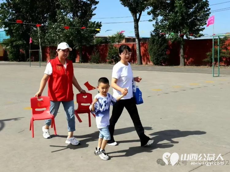 介休市公益事业促进会情暖障贫与爱同行庆六一献爱心活动走进介休市洪安小学介休市阳光雨露听障学校 - 第7张 - 山西公益人 介休市公益事业促进会情暖障贫与爱同行庆六一献爱心活动走进介休市洪安小学介休市阳光雨露听障学校 - 第7张