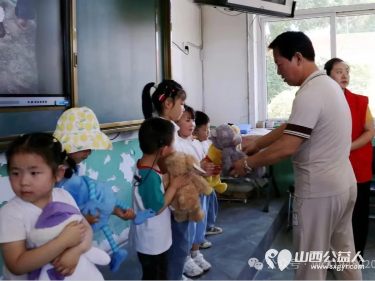 介休市公益事业促进会情暖障贫与爱同行庆六一献爱心活动走进介休市洪安小学介休市阳光雨露听障学校 - 第8张 - 山西公益人 介休市公益事业促进会情暖障贫与爱同行庆六一献爱心活动走进介休市洪安小学介休市阳光雨露听障学校 - 第8张