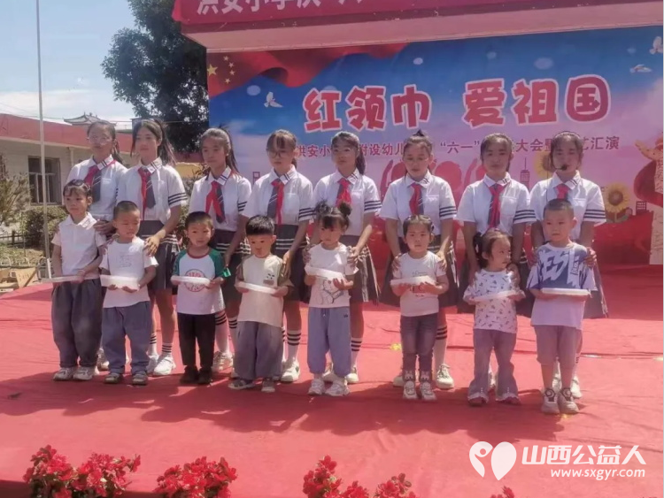 介休市公益事业促进会情暖障贫与爱同行庆六一献爱心活动走进介休市洪安小学介休市阳光雨露听障学校 - 第13张 - 山西公益人 介休市公益事业促进会情暖障贫与爱同行庆六一献爱心活动走进介休市洪安小学介休市阳光雨露听障学校 - 第13张