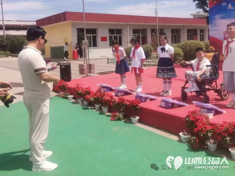 介休市公益事业促进会情暖障贫与爱同行庆六一献爱心活动走进介休市洪安小学介休市阳光雨露听障学校 - 第15张 - 山西公益人 介休市公益事业促进会情暖障贫与爱同行庆六一献爱心活动走进介休市洪安小学介休市阳光雨露听障学校 - 第15张