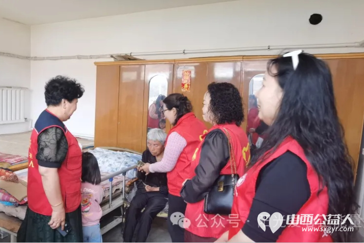 粽情端午节忻州市阳光爱心公益志愿者在会长张素梅的组织下为这里的孤寡老人和残疾人送来了粽子等多种节日食品 - 第3张 - 山西公益人 粽情端午节忻州市阳光爱心公益志愿者在会长张素梅的组织下为这里的孤寡老人和残疾人送来了粽子等多种节日食品 - 第3张