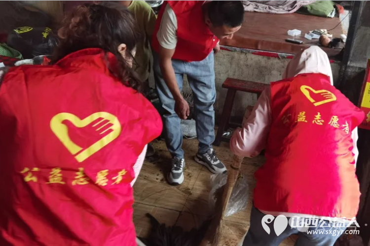 粽情端午节忻州市阳光爱心公益志愿者在会长张素梅的组织下为这里的孤寡老人和残疾人送来了粽子等多种节日食品 - 第6张 - 山西公益人 粽情端午节忻州市阳光爱心公益志愿者在会长张素梅的组织下为这里的孤寡老人和残疾人送来了粽子等多种节日食品 - 第6张