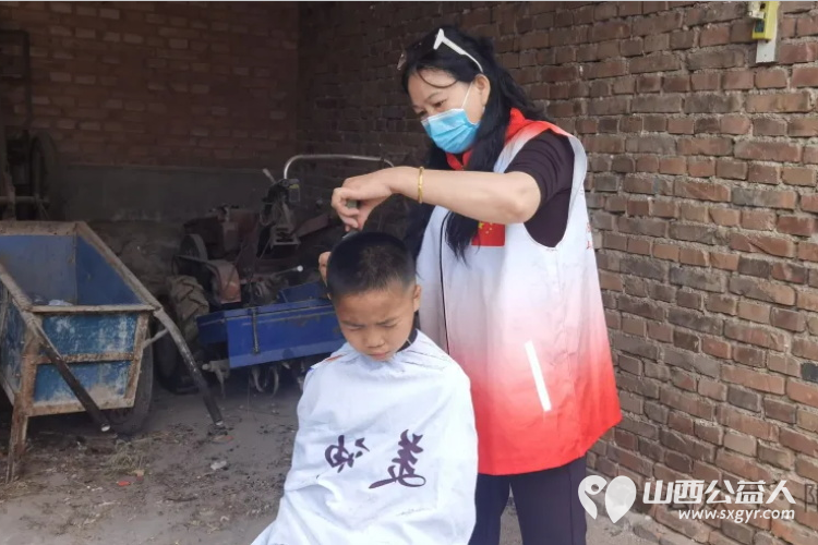 粽情端午节忻州市阳光爱心公益志愿者在会长张素梅的组织下为这里的孤寡老人和残疾人送来了粽子等多种节日食品 - 第4张 - 山西公益人 粽情端午节忻州市阳光爱心公益志愿者在会长张素梅的组织下为这里的孤寡老人和残疾人送来了粽子等多种节日食品 - 第4张