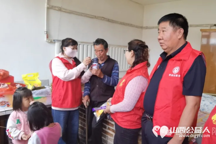 粽情端午节忻州市阳光爱心公益志愿者在会长张素梅的组织下为这里的孤寡老人和残疾人送来了粽子等多种节日食品 - 第5张 - 山西公益人 粽情端午节忻州市阳光爱心公益志愿者在会长张素梅的组织下为这里的孤寡老人和残疾人送来了粽子等多种节日食品 - 第5张