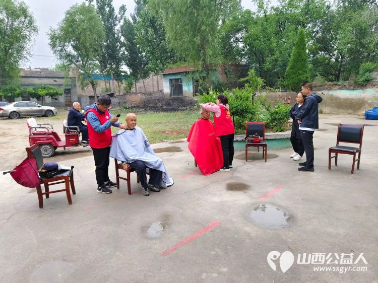 介休市敬老协会志愿者走进张兰镇下梁村为老人们爱心理发为老人体检 - 第5张 - 山西公益人 介休市敬老协会志愿者走进张兰镇下梁村为老人们爱心理发为老人体检 - 第5张