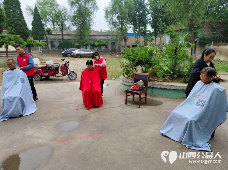 介休市敬老协会志愿者走进张兰镇下梁村为老人们爱心理发为老人体检 - 第4张 - 山西公益人 介休市敬老协会志愿者走进张兰镇下梁村为老人们爱心理发为老人体检 - 第4张