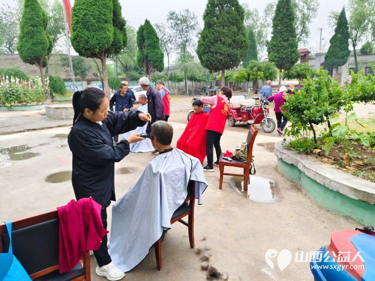 介休市敬老协会志愿者走进张兰镇下梁村为老人们爱心理发为老人体检 - 第3张 - 山西公益人 介休市敬老协会志愿者走进张兰镇下梁村为老人们爱心理发为老人体检 - 第3张