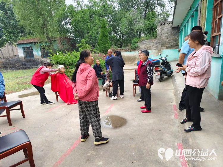 介休市敬老协会志愿者走进张兰镇下梁村为老人们爱心理发为老人体检 - 第2张 - 山西公益人 介休市敬老协会志愿者走进张兰镇下梁村为老人们爱心理发为老人体检 - 第2张