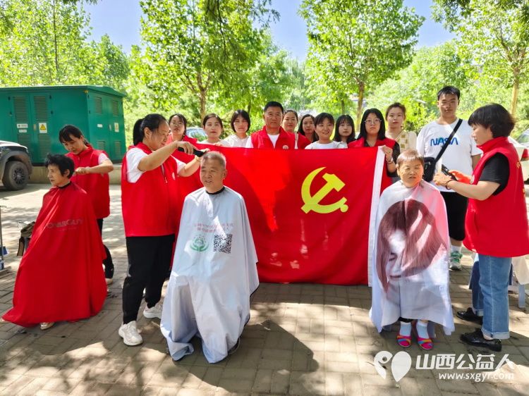 志愿服务进社区,健康活动暖人心----介休市敬老协会在西关街道宏顺路社区为社区老人爱心理发健康义诊服务 - 第2张 - 山西公益人 志愿服务进社区,健康活动暖人心----介休市敬老协会在西关街道宏顺路社区为社区老人爱心理发健康义诊服务 - 第2张