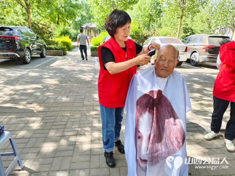 志愿服务进社区,健康活动暖人心----介休市敬老协会在西关街道宏顺路社区为社区老人爱心理发健康义诊服务 - 第11张 - 山西公益人 志愿服务进社区,健康活动暖人心----介休市敬老协会在西关街道宏顺路社区为社区老人爱心理发健康义诊服务 - 第11张