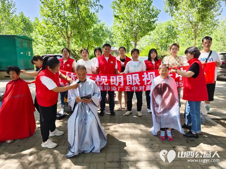 志愿服务进社区,健康活动暖人心----介休市敬老协会在西关街道宏顺路社区为社区老人爱心理发健康义诊服务 - 第3张 - 山西公益人 志愿服务进社区,健康活动暖人心----介休市敬老协会在西关街道宏顺路社区为社区老人爱心理发健康义诊服务 - 第3张
