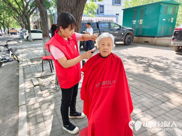 志愿服务进社区,健康活动暖人心----介休市敬老协会在西关街道宏顺路社区为社区老人爱心理发健康义诊服务 - 第9张 - 山西公益人 志愿服务进社区,健康活动暖人心----介休市敬老协会在西关街道宏顺路社区为社区老人爱心理发健康义诊服务 - 第9张