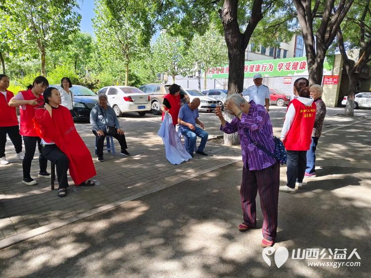 志愿服务进社区,健康活动暖人心----介休市敬老协会在西关街道宏顺路社区为社区老人爱心理发健康义诊服务 - 第6张 - 山西公益人 志愿服务进社区,健康活动暖人心----介休市敬老协会在西关街道宏顺路社区为社区老人爱心理发健康义诊服务 - 第6张
