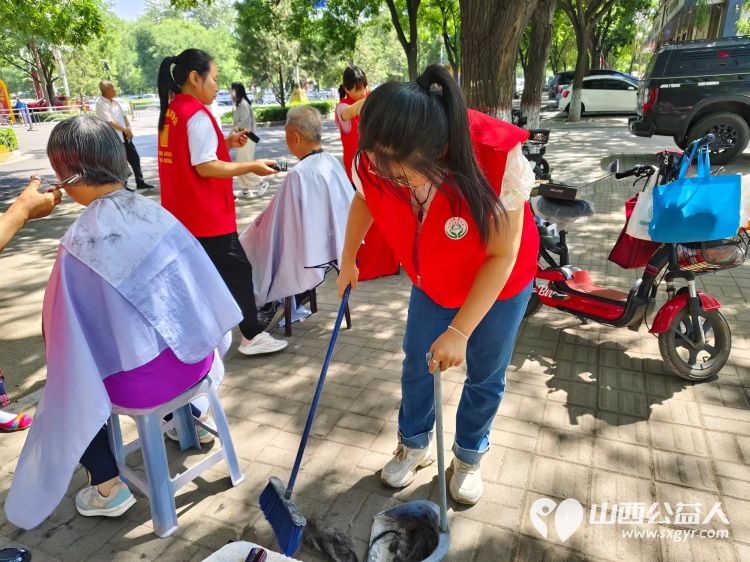 志愿服务进社区,健康活动暖人心----介休市敬老协会在西关街道宏顺路社区为社区老人爱心理发健康义诊服务 - 第17张 - 山西公益人 志愿服务进社区,健康活动暖人心----介休市敬老协会在西关街道宏顺路社区为社区老人爱心理发健康义诊服务 - 第17张