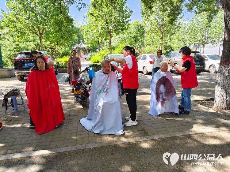 志愿服务进社区,健康活动暖人心----介休市敬老协会在西关街道宏顺路社区为社区老人爱心理发健康义诊服务 - 第5张 - 山西公益人 志愿服务进社区,健康活动暖人心----介休市敬老协会在西关街道宏顺路社区为社区老人爱心理发健康义诊服务 - 第5张