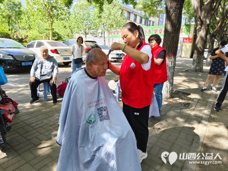 志愿服务进社区,健康活动暖人心----介休市敬老协会在西关街道宏顺路社区为社区老人爱心理发健康义诊服务 - 第8张 - 山西公益人 志愿服务进社区,健康活动暖人心----介休市敬老协会在西关街道宏顺路社区为社区老人爱心理发健康义诊服务 - 第8张