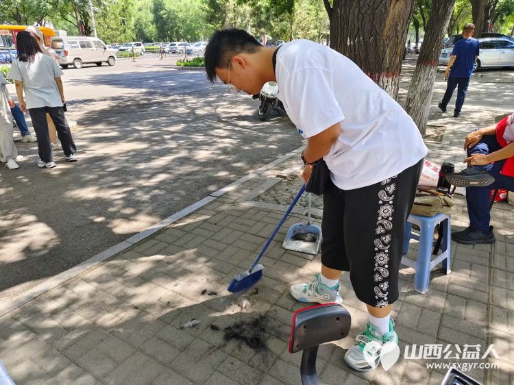 志愿服务进社区,健康活动暖人心----介休市敬老协会在西关街道宏顺路社区为社区老人爱心理发健康义诊服务 - 第18张 - 山西公益人 志愿服务进社区,健康活动暖人心----介休市敬老协会在西关街道宏顺路社区为社区老人爱心理发健康义诊服务 - 第18张