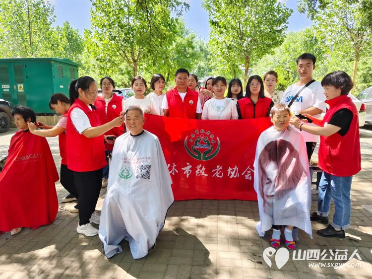 志愿服务进社区,健康活动暖人心----介休市敬老协会在西关街道宏顺路社区为社区老人爱心理发健康义诊服务 - 第1张 - 山西公益人 志愿服务进社区,健康活动暖人心----介休市敬老协会在西关街道宏顺路社区为社区老人爱心理发健康义诊服务 - 第1张