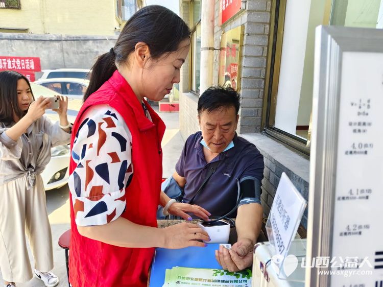 志愿服务进社区,健康活动暖人心----介休市敬老协会在西关街道宏顺路社区为社区老人爱心理发健康义诊服务 - 第12张 - 山西公益人 志愿服务进社区,健康活动暖人心----介休市敬老协会在西关街道宏顺路社区为社区老人爱心理发健康义诊服务 - 第12张