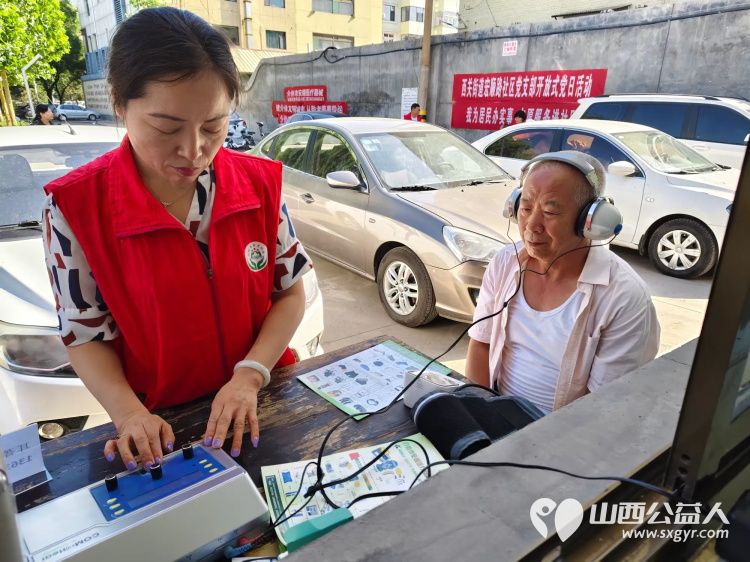 志愿服务进社区,健康活动暖人心----介休市敬老协会在西关街道宏顺路社区为社区老人爱心理发健康义诊服务 - 第13张 - 山西公益人 志愿服务进社区,健康活动暖人心----介休市敬老协会在西关街道宏顺路社区为社区老人爱心理发健康义诊服务 - 第13张
