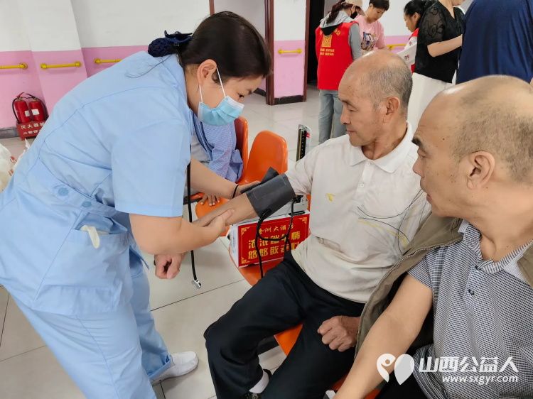端午节介休市卫生健康和体育局、敬老协会和各爱心企业相约来到福源老年康复服务中心为老人们带来暖心的慰问并为老人包饺子 - 第13张 - 山西公益人 端午节介休市卫生健康和体育局、敬老协会和各爱心企业相约来到福源老年康复服务中心为老人们带来暖心的慰问并为老人包饺子 - 第13张