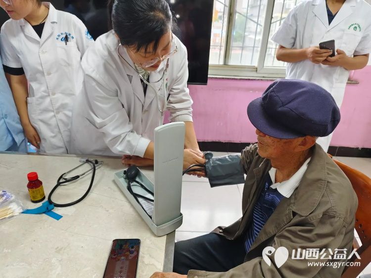 端午节介休市卫生健康和体育局、敬老协会和各爱心企业相约来到福源老年康复服务中心为老人们带来暖心的慰问并为老人包饺子 - 第14张 - 山西公益人 端午节介休市卫生健康和体育局、敬老协会和各爱心企业相约来到福源老年康复服务中心为老人们带来暖心的慰问并为老人包饺子 - 第14张