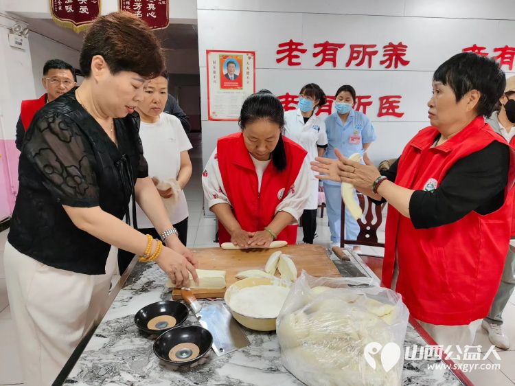 端午节介休市卫生健康和体育局、敬老协会和各爱心企业相约来到福源老年康复服务中心为老人们带来暖心的慰问并为老人包饺子 - 第28张 - 山西公益人 端午节介休市卫生健康和体育局、敬老协会和各爱心企业相约来到福源老年康复服务中心为老人们带来暖心的慰问并为老人包饺子 - 第28张