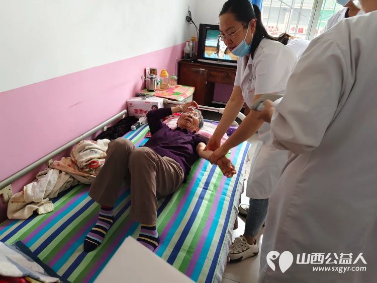 端午节介休市卫生健康和体育局、敬老协会和各爱心企业相约来到福源老年康复服务中心为老人们带来暖心的慰问并为老人包饺子 - 第15张 - 山西公益人 端午节介休市卫生健康和体育局、敬老协会和各爱心企业相约来到福源老年康复服务中心为老人们带来暖心的慰问并为老人包饺子 - 第15张