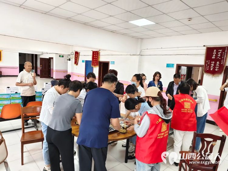 端午节介休市卫生健康和体育局、敬老协会和各爱心企业相约来到福源老年康复服务中心为老人们带来暖心的慰问并为老人包饺子 - 第27张 - 山西公益人 端午节介休市卫生健康和体育局、敬老协会和各爱心企业相约来到福源老年康复服务中心为老人们带来暖心的慰问并为老人包饺子 - 第27张