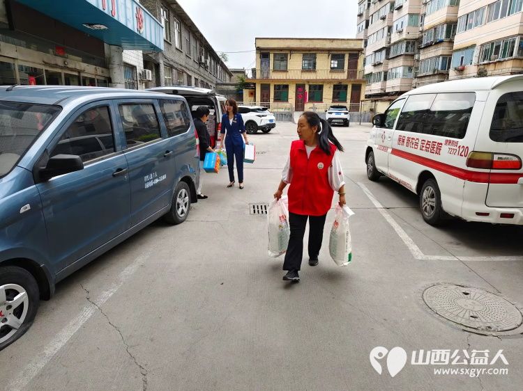 端午节介休市卫生健康和体育局、敬老协会和各爱心企业相约来到福源老年康复服务中心为老人们带来暖心的慰问并为老人包饺子 - 第9张 - 山西公益人 端午节介休市卫生健康和体育局、敬老协会和各爱心企业相约来到福源老年康复服务中心为老人们带来暖心的慰问并为老人包饺子 - 第9张