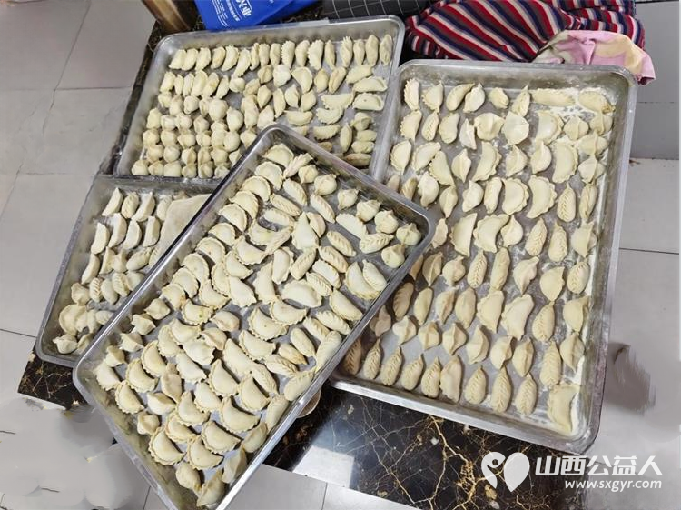 端午节介休市卫生健康和体育局、敬老协会和各爱心企业相约来到福源老年康复服务中心为老人们带来暖心的慰问并为老人包饺子 - 第30张 - 山西公益人 端午节介休市卫生健康和体育局、敬老协会和各爱心企业相约来到福源老年康复服务中心为老人们带来暖心的慰问并为老人包饺子 - 第30张