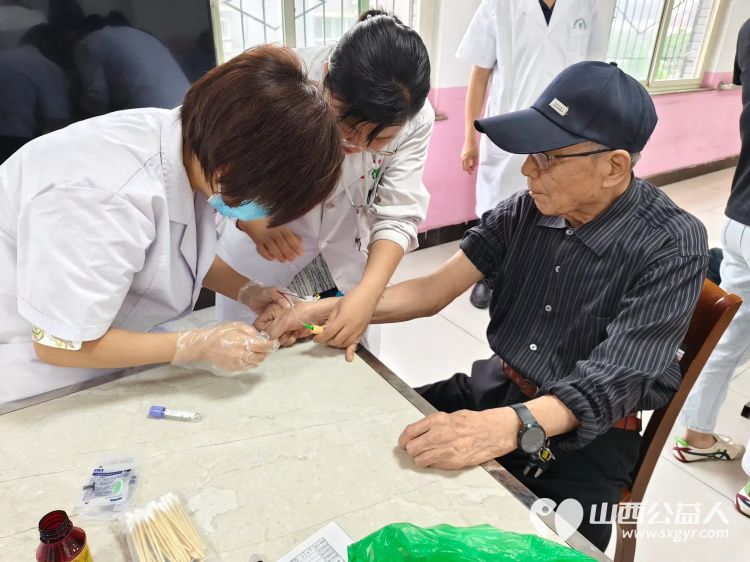 端午节介休市卫生健康和体育局、敬老协会和各爱心企业相约来到福源老年康复服务中心为老人们带来暖心的慰问并为老人包饺子 - 第12张 - 山西公益人 端午节介休市卫生健康和体育局、敬老协会和各爱心企业相约来到福源老年康复服务中心为老人们带来暖心的慰问并为老人包饺子 - 第12张