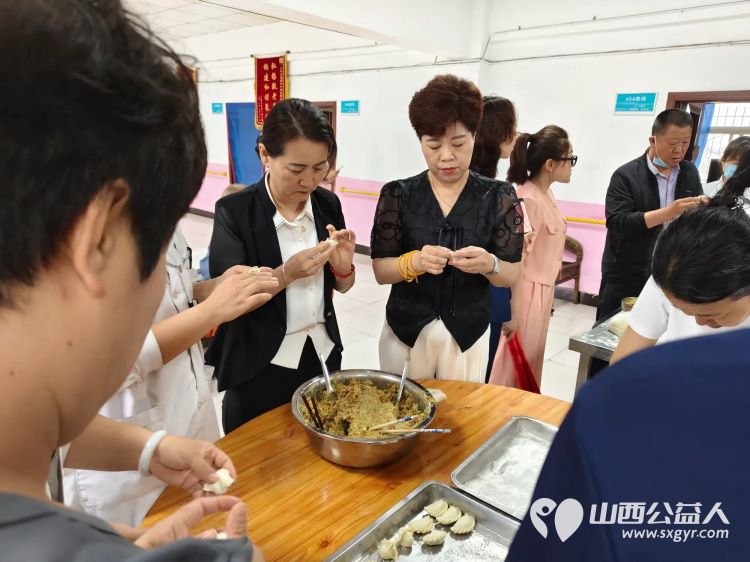 端午节介休市卫生健康和体育局、敬老协会和各爱心企业相约来到福源老年康复服务中心为老人们带来暖心的慰问并为老人包饺子 - 第22张 - 山西公益人 端午节介休市卫生健康和体育局、敬老协会和各爱心企业相约来到福源老年康复服务中心为老人们带来暖心的慰问并为老人包饺子 - 第22张